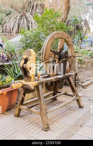 Vecchio Cairo, Cairo, Egitto. Un'antica ruota di legno che gira. Foto Stock