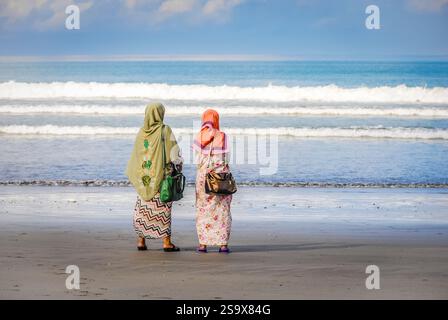Donne musulmane sulla spiaggia di Bali, Foto Stock