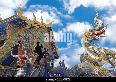 Ingresso esterno del Tempio Blu, Wat Rong Suea Ten nell'area di Chiang Rai, Thailandia Foto Stock
