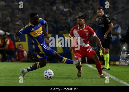 BUENOS AIRES, ARGENTINA - GENNAIO 26: Luis Advincula di Boca Juniors, Sebastian Prieto di Argentinos Juniors durante un Torneo apertura Betano 2025 Grou Foto Stock
