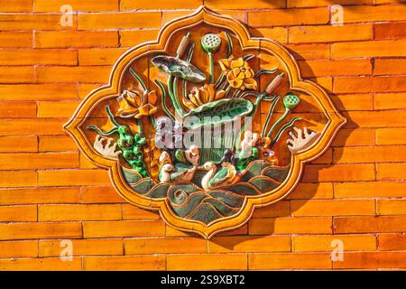 Decorazioni in ceramica con vista sull'acqua, muro giallo, Gugong, città Proibita, Palazzo dell'Imperatore, Pechino, Cina. Due anatre che rappresentano il matrimonio per sempre. Costruito Foto Stock