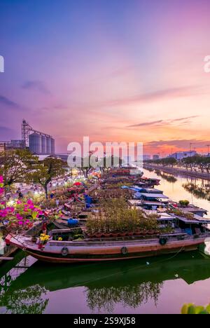 Vietnam, Saigon, ho chi Minh. Barche che portano fiori sul fiume a ho chi Minh City. Foto Stock