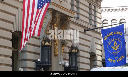 New York City, Stati Uniti - 6 settembre 2023: Facciata dell'edificio Grand Lodge of Masons, Manhattan Street. Architettura della sede centrale della Massoneria. Organizzazione di muratura a New York, Stati Uniti. Esterno Massonic Hall. Bandiera Foto Stock