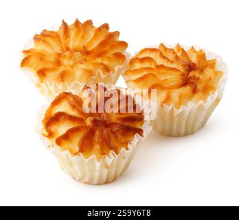 Deliziosi macaron di cocco con crosta marrone dorato disposti su una superficie bianca per un'allettante esposizione Foto Stock