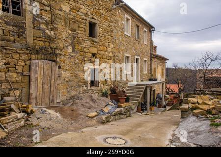 Padna, Slovenia - 23 dicembre 2024. Lavori di ristrutturazione e ristrutturazione di una storica casa in pietra a Padna, comune di Pirano, litorale. Monumento culturale Foto Stock