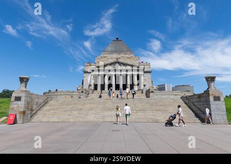 I turisti camminano lungo Ceremonial Avenue e salgono i gradini per il Santuario della memoria in una giornata estiva di cielo azzurro soleggiato a Melbourne, Australia Foto Stock