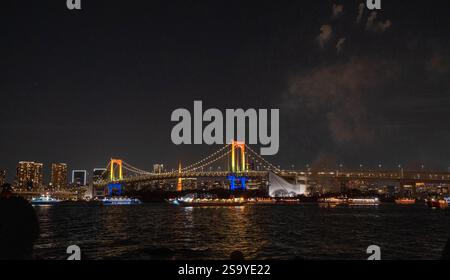 21 dicembre 2024. Tokyo Rainbow Bridge illuminato in più colori di notte Foto Stock