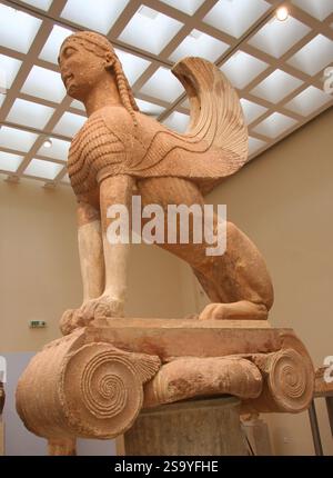 La Sfinge dei Naxi. Museo archeologico di Delfi. c. 560 a.C. Grecia. Foto Stock