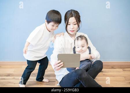 Genitori e figli che comunicano online utilizzando un tablet PC Foto Stock