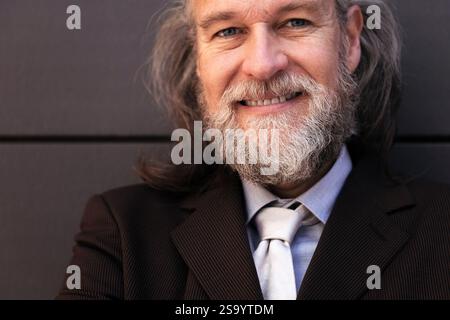 primo piano ritratto di un uomo maturo in un abito elegante Foto Stock