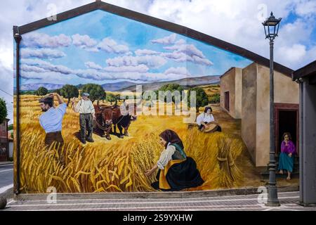 Pitture colorate sulle pareti del piccolo villaggio di Tinnura, noto per i suoi murales. Foto Stock