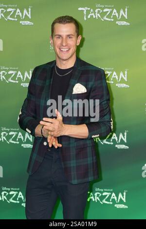 Prima auf dem Dschungel Grünen Teppich vom Disneys Musical TARZAN. Lukas Sauer Tarzan Premiere mit Alexander Klaws Premiere auf dem Dschungel Grünen Teppich vom Disneys Musical TARZAN. Deutschland, Stoccarda, Stage Palladium Theater, 25.01.2025 DFL DFB REGOLAMENTI VIETANO QUALSIASI USO DI FOTOGRAFIE come SEQUENZE DI IAMGE e/o QUASI-VIDEO. SP GHR Foto Stock