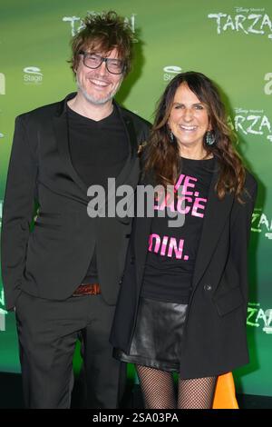 Prima auf dem Dschungel Grünen Teppich vom Disneys Musical TARZAN. GERD Schneider mit Christina Semrau - Tarzan Premiere mit Alexander Klaws Premiere auf dem Dschungel Grünen Teppich vom Disneys Musical TARZAN. Deutschland, Stoccarda, Stage Palladium Theater, 25.01.2025 SP GHR Foto Stock