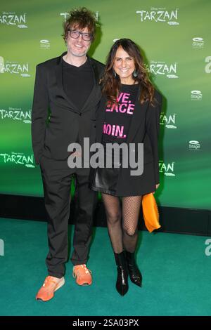 Prima auf dem Dschungel Grünen Teppich vom Disneys Musical TARZAN. GERD Schneider mit Christina Semrau - Tarzan Premiere mit Alexander Klaws Premiere auf dem Dschungel Grünen Teppich vom Disneys Musical TARZAN. Deutschland, Stoccarda, Stage Palladium Theater, 25.01.2025 SP GHR Foto Stock
