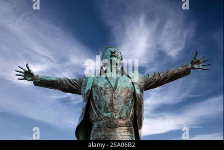 Statua in bronzo del cantante italiano Domenico Modugno a Polignano a Mare Foto Stock