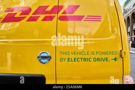 DHL Electric Delivery Van Promoting Sustainable Urban Logistics Foto Stock