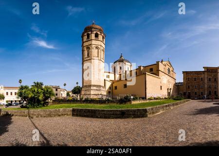 Facciata e torre della chiesa principale di Oristano, la cattedrale di Santa Maria Assunta, la cattedrale di Santa Maria Assunta. Oristano Sardegna Italia FB 2 Foto Stock