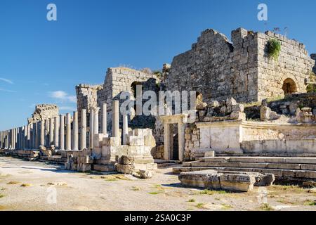 Rovine panoramiche delle terme romane di Perge (Perga) in Turchia Foto Stock