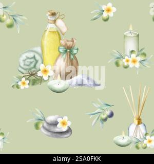 Olio d'oliva, sapone aleppo, sale marino, asciugamano arrotolato, candele, fiori di frangipani e rami di ulivo. Disegno ad acquerello a mano con motivo senza cuciture isolato su colore oliva chiaro per pacchetto, design di un salone spa. Foto Stock