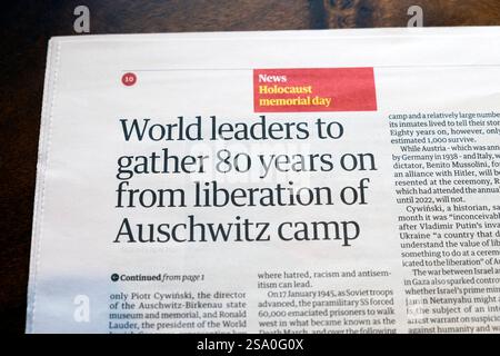"I leader mondiali si riuniranno a 80 anni dalla liberazione del campo di Auschwitz" il quotidiano Guardian titola l'articolo sull'olocausto 27 gennaio 2025 Londra Regno Unito Foto Stock