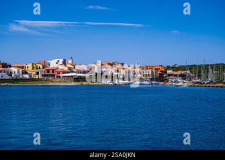 Case del piccolo paese di Stintino e del porticciolo con barche a vela ancorate. Stintino Sardegna Italia FB 2024 2337 Foto Stock