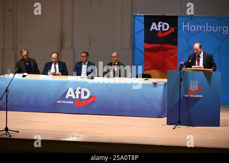 Dirk Nockemann, AFD Hamburg, spricht in der Heimfelder Friedrich-Ebert-Halle vor 650 Anhängern unter dem motto Hart für Hamburg . Dirk Nockemann spricht in der Heimfelder Friedrich-Ebert-Halle, Hamburg-Heimfeld Hamburg Deutschland Friedrich-Ebert-Halle *** Dirk Nockemann, AFD Hamburg, parla nella Heimfeld Friedrich Ebert Halle di fronte a 650 sostenitori con il motto Hart für Hamburg Dirk Nockemann parla nella Heimfeld Friedrich Ebert Halle, Hamburg Heimfeld Halle, Hamburg Heimfeld Hamburg Heimfeld Hamburg Heimfeld Friedrich Ebert Halle, Hamburg Heimfeld Amburgo Heimfeld Amburgo Foto Stock