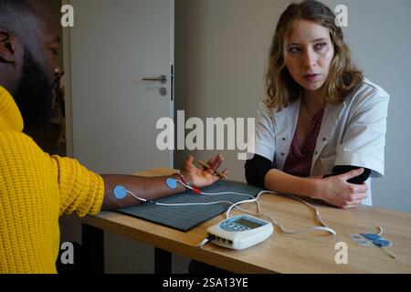 Centro di fisioterapia specializzato in patologie della mano, del gomito e della spalla prima o dopo l'intervento. Foto Stock