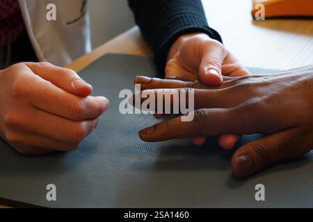 Centro di fisioterapia specializzato in patologie della mano, del gomito e della spalla prima o dopo l'intervento. Foto Stock