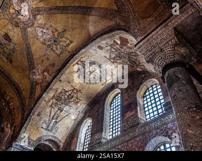L'architettura ornata degli interni di una rinomata cattedrale che presenta cupole dorate, grandi archi e pavimenti intricati. Questo iconico monumento exu Foto Stock