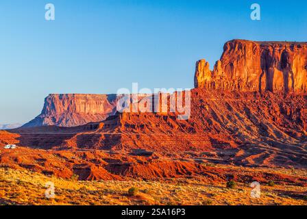 Sentinel Mesa all'alba, Monument Valley, Arizona, Stati Uniti Foto Stock
