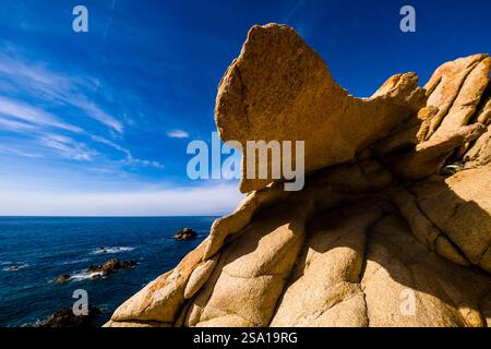 Formazioni rocciose di granito sulla riva vicino alla piccola cittadina costiera di Costa Paradiso. Foto Stock