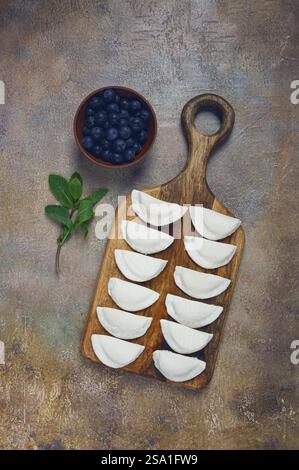 Gnocchi appena surgelati con mirtilli, crudi, vista dall'alto, niente persone Foto Stock