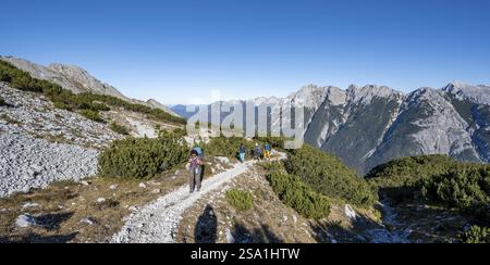 Alpinisti su un sentiero escursionistico, paesaggio montano autunnale, salita alla grosse Arnspitze, vista sulle cime del Karwendel, vicino a Scharnitz, Foto Stock