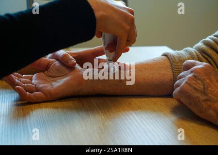 Centro di fisioterapia specializzato in patologie della mano, del gomito e della spalla prima o dopo l'intervento. Cicatrice post-operatoria con vacuoterapia, terapia che favorisce l'ammorbidimento dei tessuti. Pratica fisioterapica 016809 098 Foto Stock