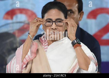 Kolkata, India. 28 gennaio 2025. Mamata Banerjee, primo ministro del Bengala Occidentale, partecipa all'inaugurazione della 48a Fiera Internazionale del Libro di Kolkata a Kolkata, India, il 28 gennaio 2025. (Foto di Debajyoti Chakraborty/NurPhoto) credito: NurPhoto SRL/Alamy Live News Foto Stock