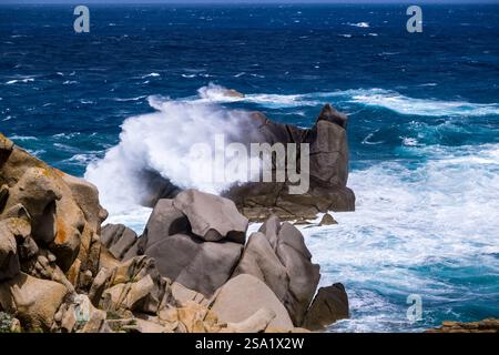 Si infrangono grandi onde su una delle bizzarre formazioni rocciose granitiche di Capo testa, il punto più settentrionale della penisola, che si affaccia sullo stretto di Boni Foto Stock