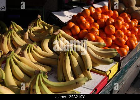 Banane e mandarini, prodotti freschi in vendita in una bancarella del mercato, giorno di sole al mercato Machane Yehuda di Gerusalemme. Foto Stock