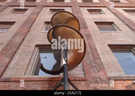 vista ad angolo basso di un artefatto a spirale in metallo moderno Foto Stock