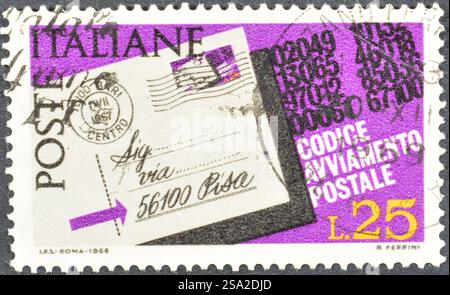 Francobollo cancellato stampato dall'Italia, che mostra Cartolina con codice postale evidenziato, Introduzione del codice postale, 1967 circa. Foto Stock