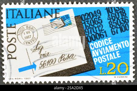 Francobollo cancellato stampato dall'Italia, che mostra Cartolina con codice postale evidenziato, Introduzione del codice postale, 1967 circa. Foto Stock