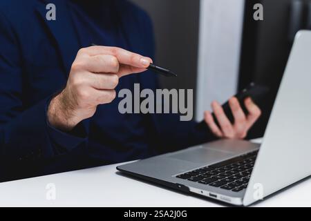 Immagine ritagliata di un uomo d'affari con carta di credito e computer portatile in ufficio Foto Stock