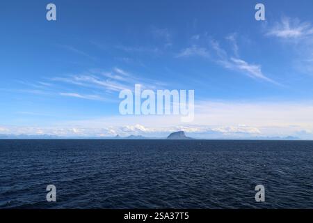 Vista della piccola isola rocciosa di Lovund, Norvegia Foto Stock