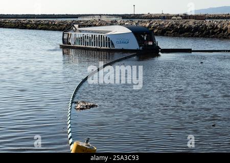 Los Angeles, California, Stati Uniti. 27 gennaio 2025. Il Ballona Creek Trash Interceptor è un dispositivo di raccolta rifiuti completamente automatizzato, alimentato a energia solare, progettato per catturare plastica galleggiante, rifiuti e rifiuti prima di raggiungere l'oceano. Sviluppato dall'organizzazione benefica The Ocean Cleanup e utilizzato dai lavori pubblici della contea di Los Angeles a Ballona Creek, un canale aperto tra Venice Boulevard e Pickford Street e la sua confluenza alla baia di Santa Monica (Credit Image: © Jonathan Alcorn/ZUMA Press Wire) SOLO PER USO EDITORIALE! Non per USO commerciale! Foto Stock