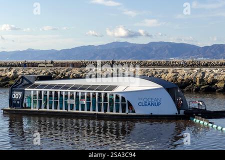 Los Angeles, California, Stati Uniti. 27 gennaio 2025. Il Ballona Creek Trash Interceptor è un dispositivo di raccolta rifiuti completamente automatizzato, alimentato a energia solare, progettato per catturare plastica galleggiante, rifiuti e rifiuti prima di raggiungere l'oceano. Sviluppato dall'organizzazione benefica The Ocean Cleanup e utilizzato dai lavori pubblici della contea di Los Angeles a Ballona Creek, un canale aperto tra Venice Boulevard e Pickford Street e la sua confluenza alla baia di Santa Monica (Credit Image: © Jonathan Alcorn/ZUMA Press Wire) SOLO PER USO EDITORIALE! Non per USO commerciale! Foto Stock