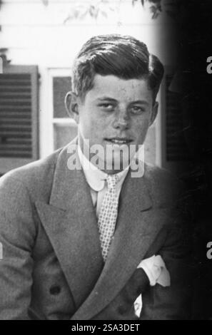 Anni '40 Archivio storico Olycom/Lapresse John Fitzgerald Kennedy, chiamato anche JFK o con il diminutivo Jack (Brookline, 29 maggio 1917 - Dallas, 22 novembre 1963), è stato un politico statunitense, 35° presidente degli Stati Uniti d'America dal 1961 al 1963. NATO nella influente famiglia Kennedy, cattolica di origine irlandese, si laureò all'Università Harvard nel 1937. Allo scoppio della seconda guerra mondiale si arruolò, comportandosi valorosamente nel Pacifico e venendo insignito della Marina militare e Marine Corps Medal. Finito il conflitto aderì al Partito democratico, si candidò nel 1946 tutti Foto Stock