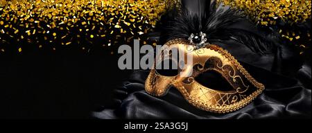 mak golden carnival con sfondo in piuma su tessuto satinato e coriandoli dorati Foto Stock