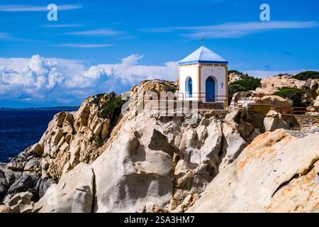 Cappella della Madonnetta, una piccola chiesa su una roccia granitica sull'isola di la Maddalena, con vista sul Mediterraneo e sulla terraferma nel di Foto Stock