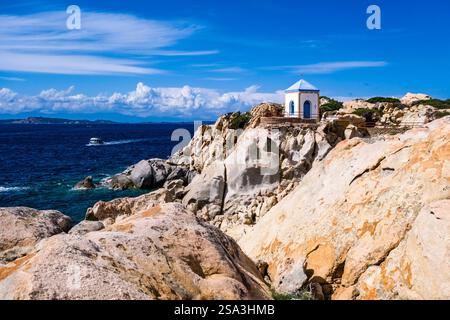 Cappella della Madonnetta, una piccola chiesa su una roccia granitica sull'isola di la Maddalena, con vista sul Mediterraneo e sulla terraferma nel di Foto Stock