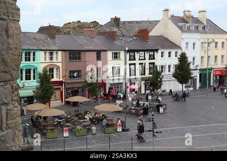 CAERNARFON, GRAN BRETAGNA - 14 SETTEMBRE 2014: Questa è una vista della Piazza del Castello dalle mura del castello. Foto Stock