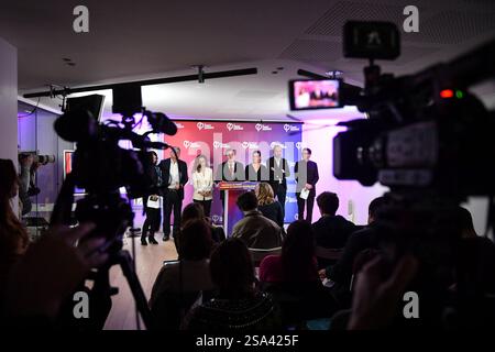 Il fondatore del partito di sinistra francese la France Insoumise (LFI) Jean-Luc Melenchon parla accanto al deputato francese e presidente del gruppo "la France insoumise - Nouveau Front Populaire" Mathilde Panot, deputato francese per il partito di sinistra "la France insoumise" e la coalizione di sinistra "NFP" Clemence Guette, deputato francese, membro del partito "la France insoumise" e del partito di sinistra "la Coquertist e della coalizione di sinistra Eric Coquertist" e del comitato di sinistra "Coquertist Finanza. deputato francese per il gruppo "la France insoumise - Nouveau Front Populaire" all'Assemblea Nazionale Manuel Bompard, deputato francese, membro di "la France insoumise" lefti Foto Stock